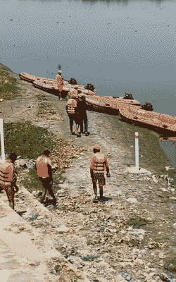 लापता लोगों की तलाश करते सेना और स्थानीय गोताखोर।