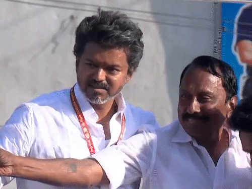 एक्टर विजय ने नुंगमबक्कम में मेनिफेस्टो जारी करने से पहले रोड शो किया।