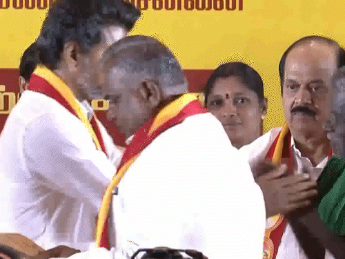 एक्टर विजय ने नुंगमबक्कम के एक होटल में पार्टी का मेनिफेस्टो जारी किया।