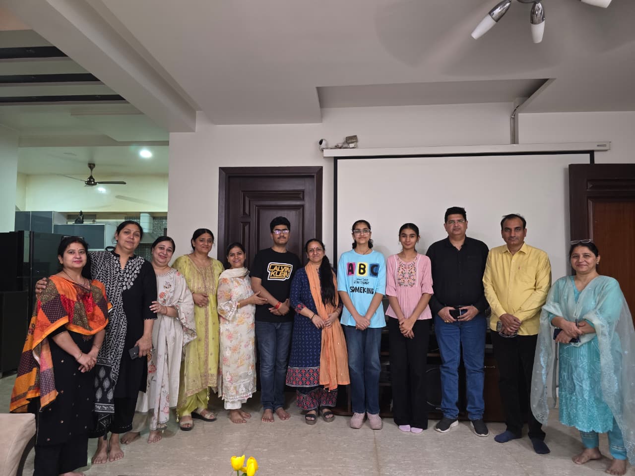 सोनीपत में जानकीदास कपूर स्कूल के टीचर के साथ मनन और अन्य छात्राएं व अभिभावक