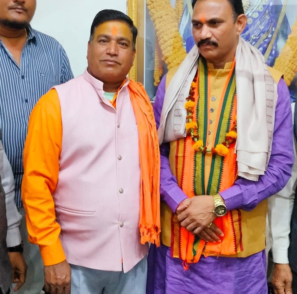 पीड़ित विनोद जायसवाल की स्वास्थ्य मंत्री श्याम बिहारी जायसवाल।