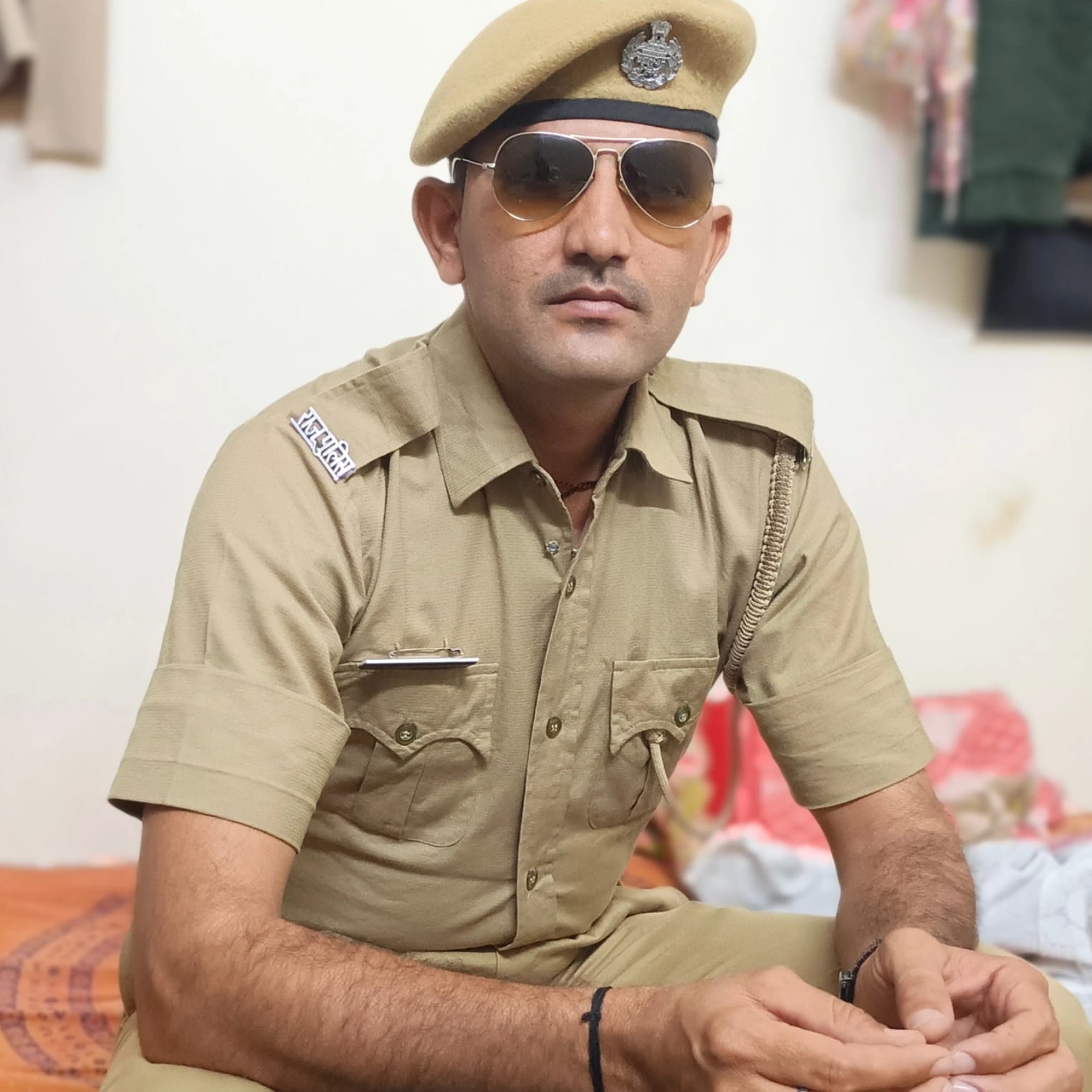 कांस्टेबल (पुलिस ड्राइवर) जेठाराम ने तत्परता दिखाते हुए स्टेयरिंग संभाला।