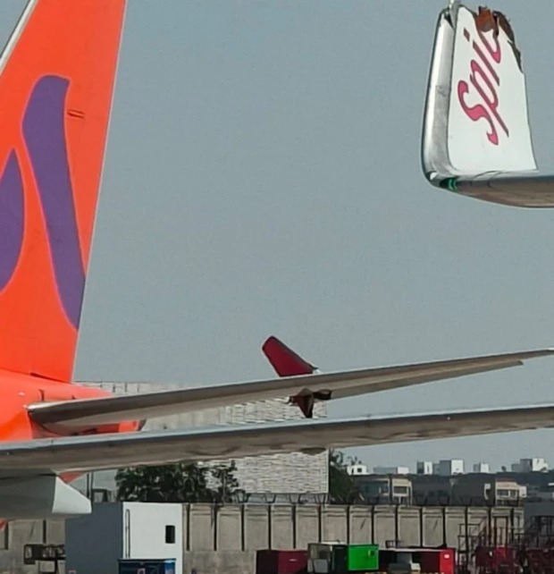 टक्कर में के बाद दोनों विमान एकदम करीब ही खड़े रहे, जिन्हें बाद में एयरपोर्ट स्टाफ ने हटाया।