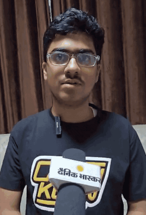 दैनिक भास्कर एप से बातचीत करते हुए मनन ने बताया कि स्कूल के अलावा रोजाना उन्होंने करीब 4 घंटे पढ़ाई की