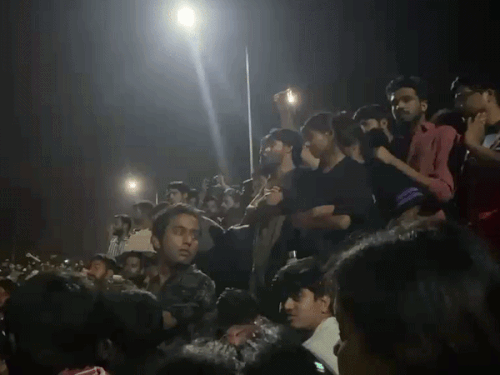 वी वांट जस्टिस के नारे लगाते स्टूडेंट्स।