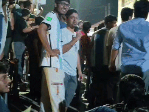 कैंपस में हंगामा करते स्टूडेंट।