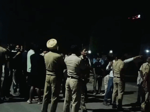 कैंपस में भारी पुलिसबल तैनात कर दिया गया है।