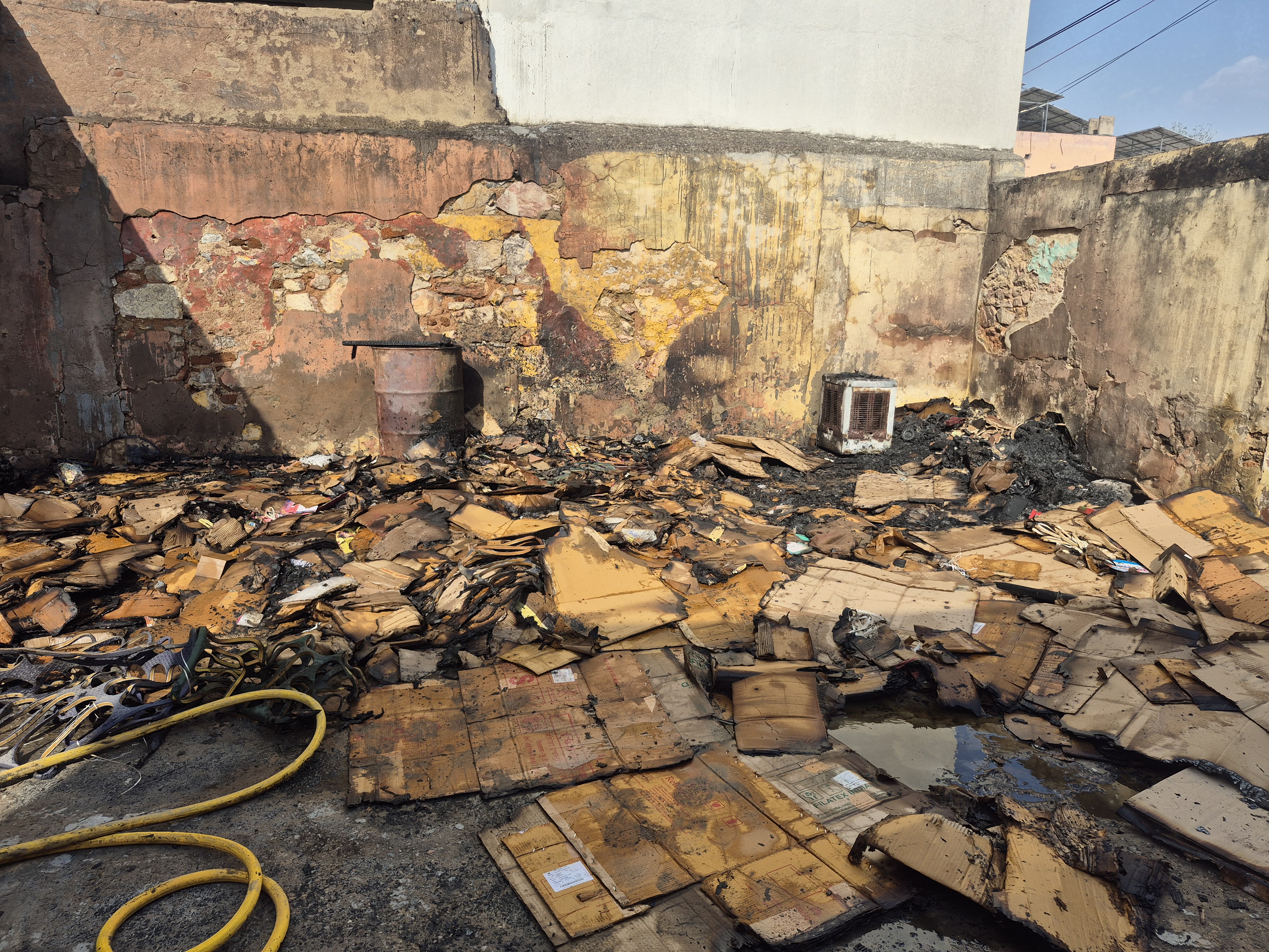 गोदाम में बड़ी संख्या में खाली कार्टन पड़े थे, जिनके कारण तेजी से आग फैली।