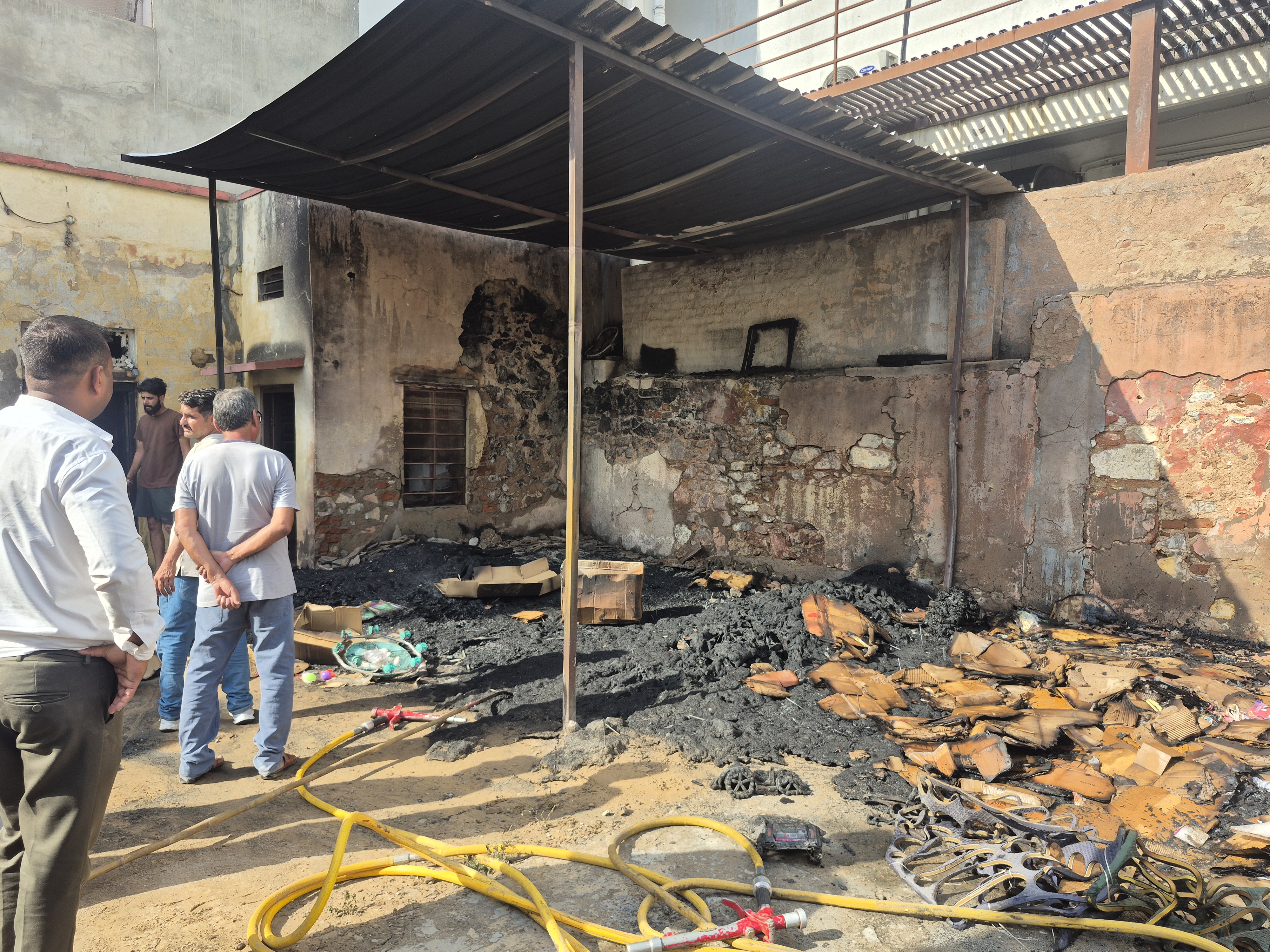 आग पर काबू पाए जाने के बाद मौके की स्थिति।