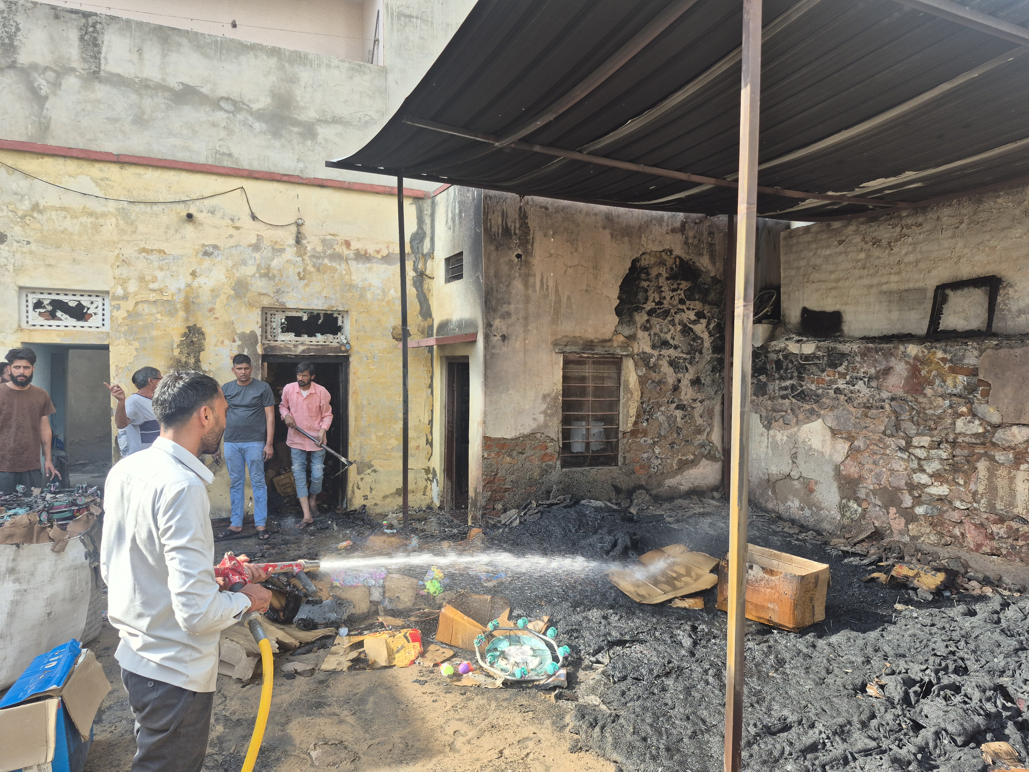 आग पर काबू पाते फायर कर्मी।