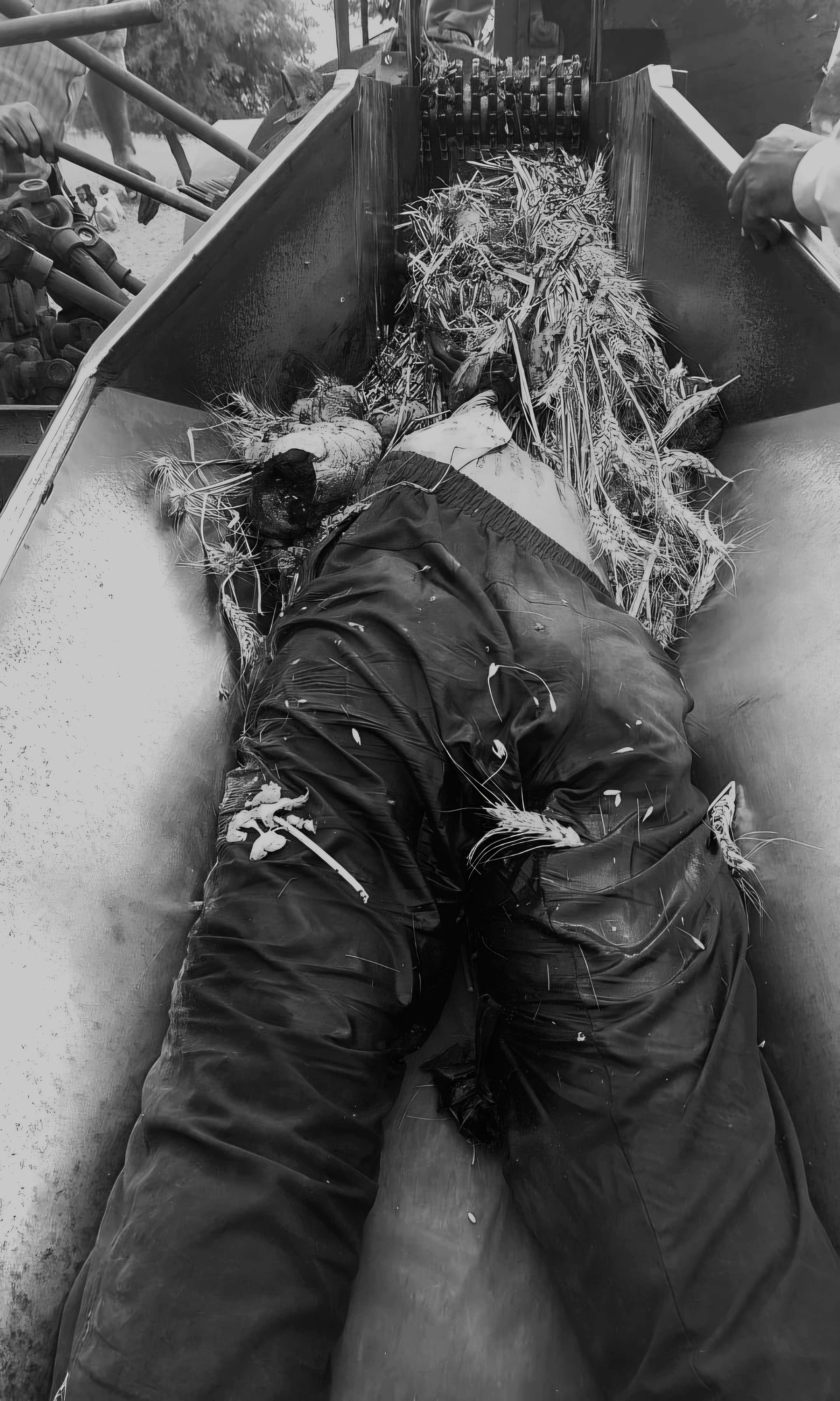 हादसा इतना भीषण था कि युवक के शरीर के चीथड़े उड़ गए।