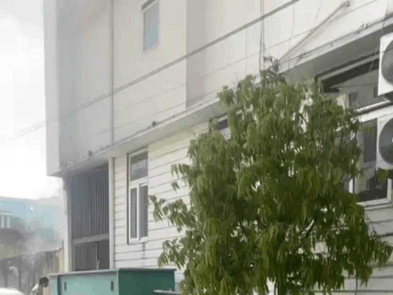 हॉस्पिटल के पीछे एक खाली प्लॉट में अचानक आग लग गई