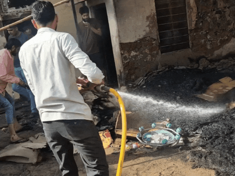 शारदा हॉस्पिटल के पीछे गोदाम में आग बुझाती दमकल की टीम। प्लास्टिक का सामना और गत्ते जल गए।