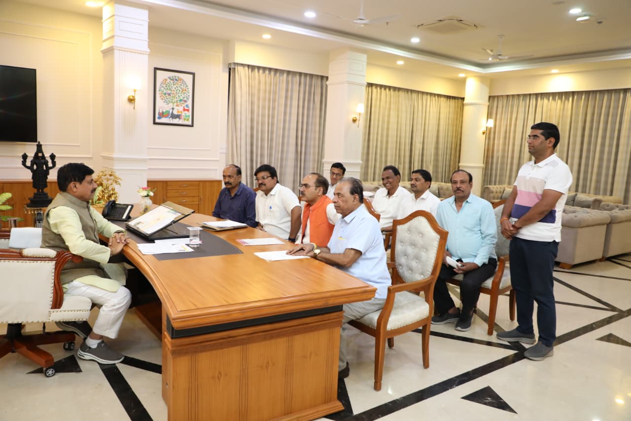 हाल ही में मुख्यमंत्री डॉ. मोहन यादव ने शिक्षक संगठनों के प्रतिनिधियों के साथ बैठक में सकारात्मक आश्वासन दिया था।