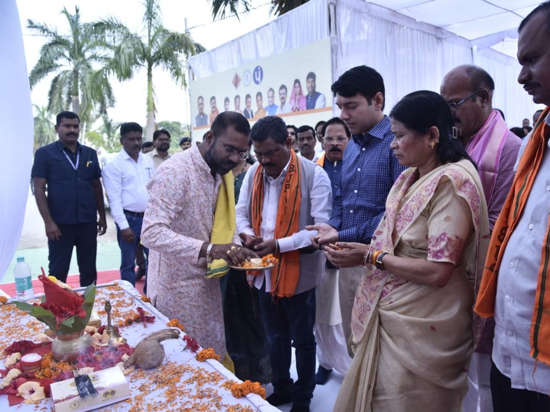 भूमिपूजन करते जनप्रतिनिधि और अधिकारी। - Dainik Bhaskar