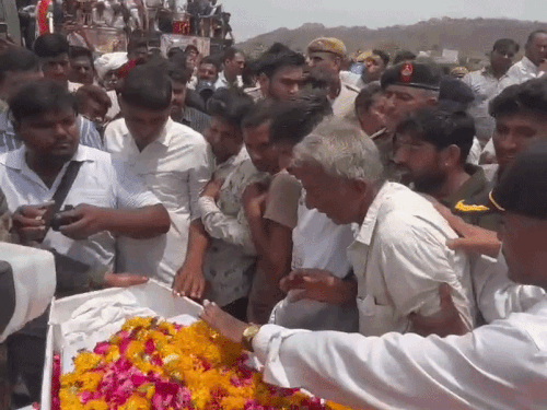 जवान के पिता रामलाल गुर्जर बेटे का शव देख फफक पड़े, पार्थिव देह पर सिर रखकर रोने लगे।