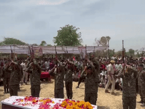 गार्ड ऑफ ऑनर देने के बाद सैन्य सम्मान से जवान का अंतिम संस्कार किया गया।