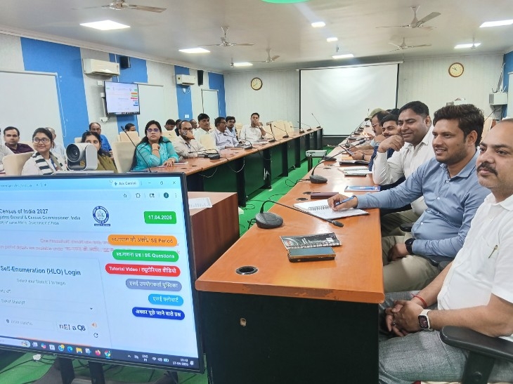 कार्यक्रम में शामिल अधिकारी।