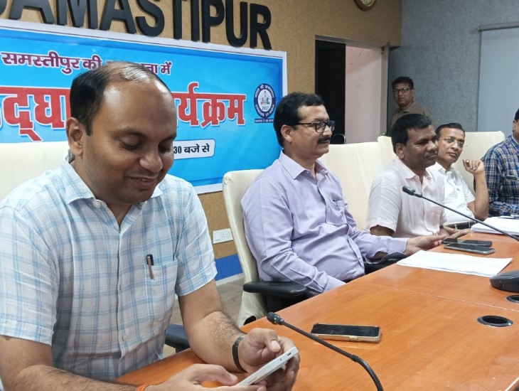 खुद की जानकारी भड़ते डीएम रोशन कुशवाहा।