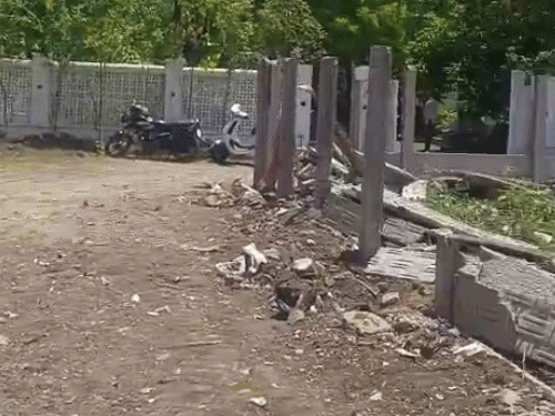 सेवनिया गोंड, गौरागांव में 13 अप्रैलको बाउंड्रीवॉल समेत पक्के निर्माण तोड़े गए थे।