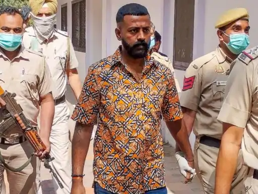 सुकेश चंद्रशेखर फिलहाल जेल में बंद है।