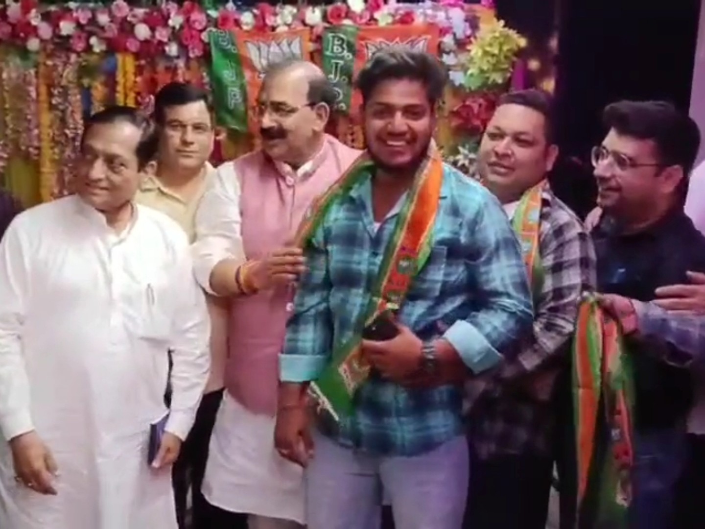 लोगों पार्टी में शामिल कराते अश्विनी शर्मी