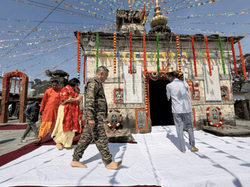 राजराजेश्वरी मंदिर में पूजा करते सीडीएस अनिल चौहान।