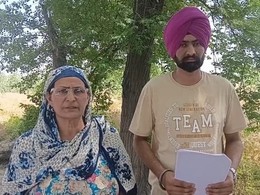 जानकारी देती जसविंदर कौर और उनका बेटा।
