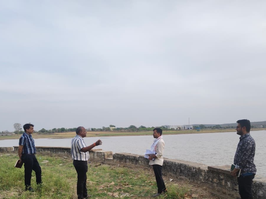 जल संसाधन विभाग के अधिकारियों ने शुक्रवार को मौके पर पहुंचकर तालाब का निरीक्षण किया। - Dainik Bhaskar