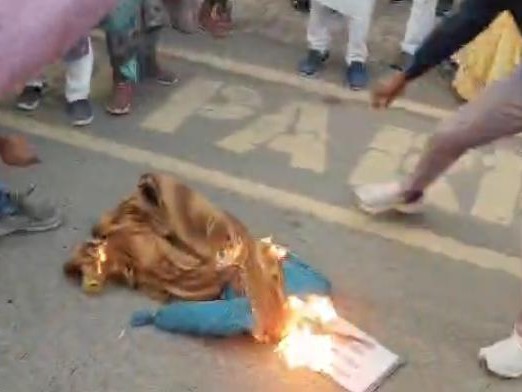 राज्य की महिला एवं बाल विकास मंत्री का पुतला दहन किया