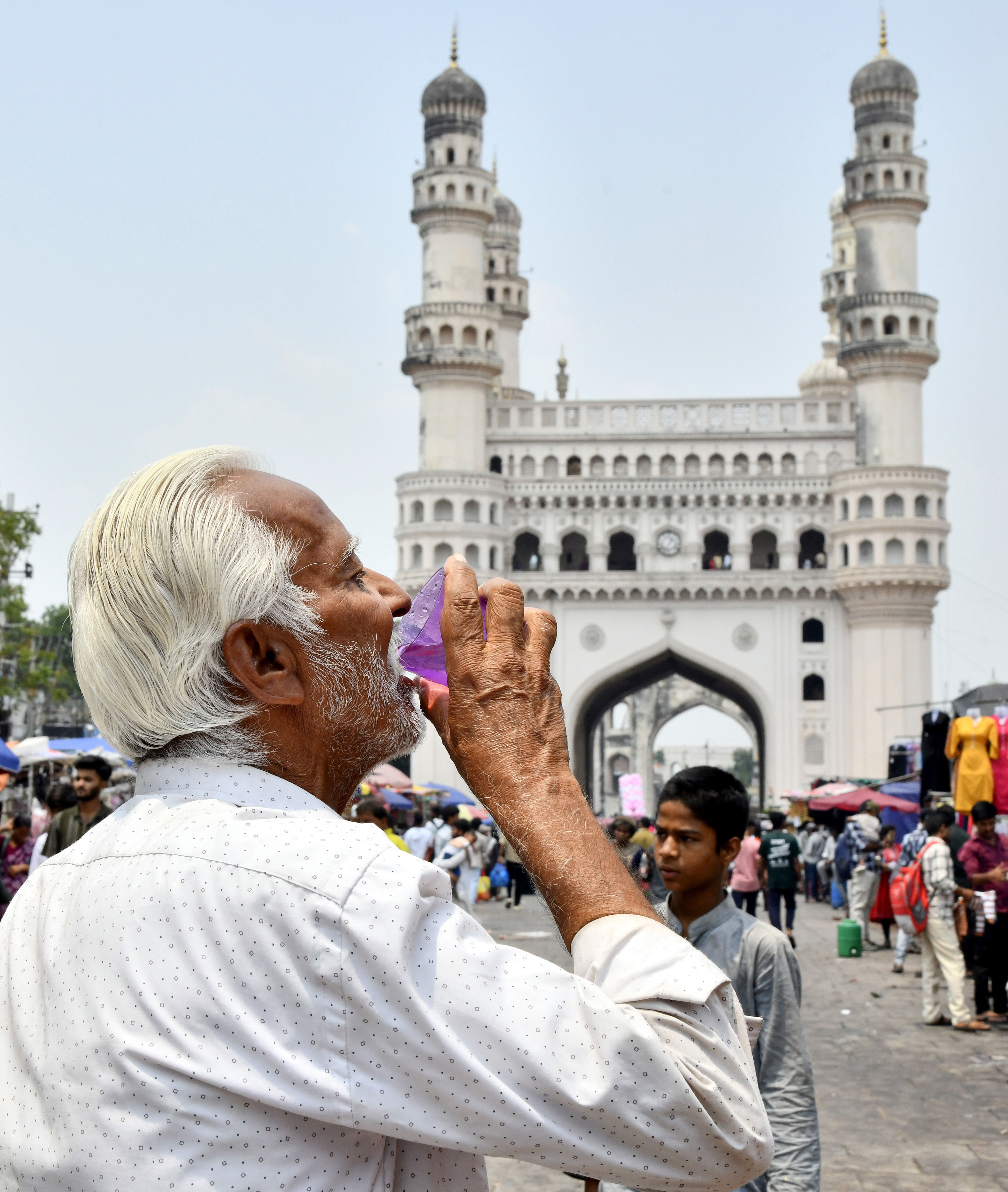 हैदराबाद में चारमीनार के पास काम करने वाले मजदूरों को कड़ी धूप और गर्मी से परेशानी हो रही है।