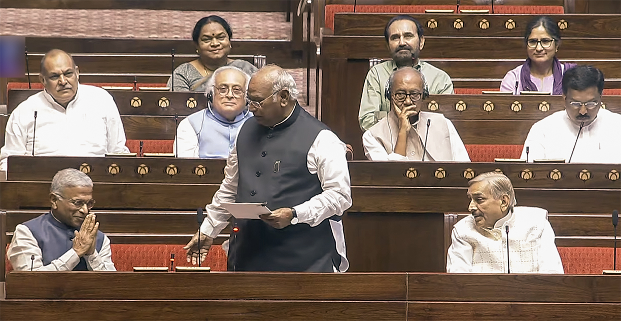 राज्यसभा में विपक्ष के नेता मल्लिकार्जुन खड़गे ने उपसभापति हरिवंश नारायण सिंह को बधाई दी। इस दौरान कांग्रेस सांसद प्रमोद तिवारी भी बगल में बैठे थे।