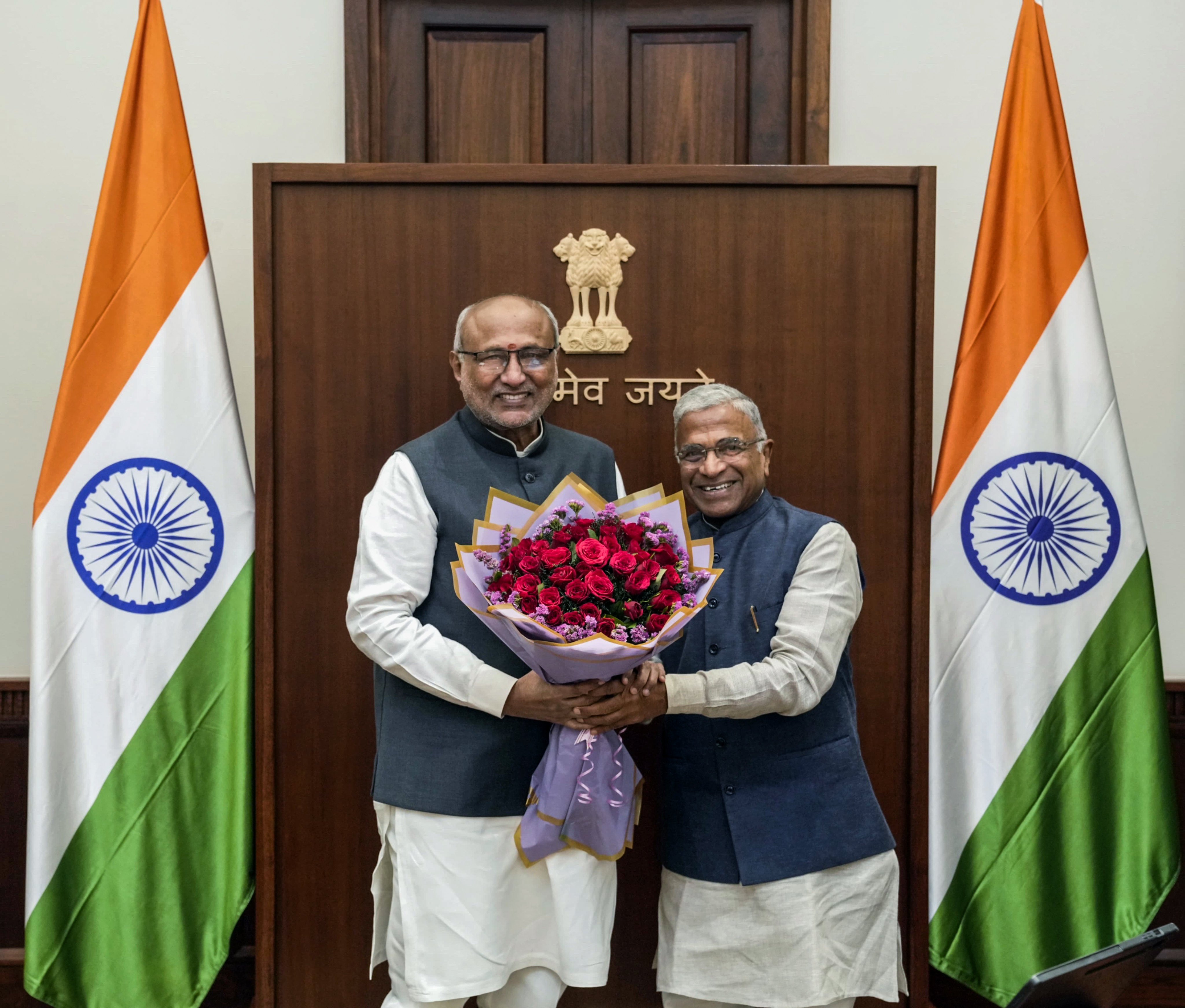 उपराष्ट्रपति सीपी राधाकृष्णन ने हरिवंश नारायण सिंह के राज्यसभा के उपसभापति चुने जाने पर उनसे मुलाकात कर बधाई दी।