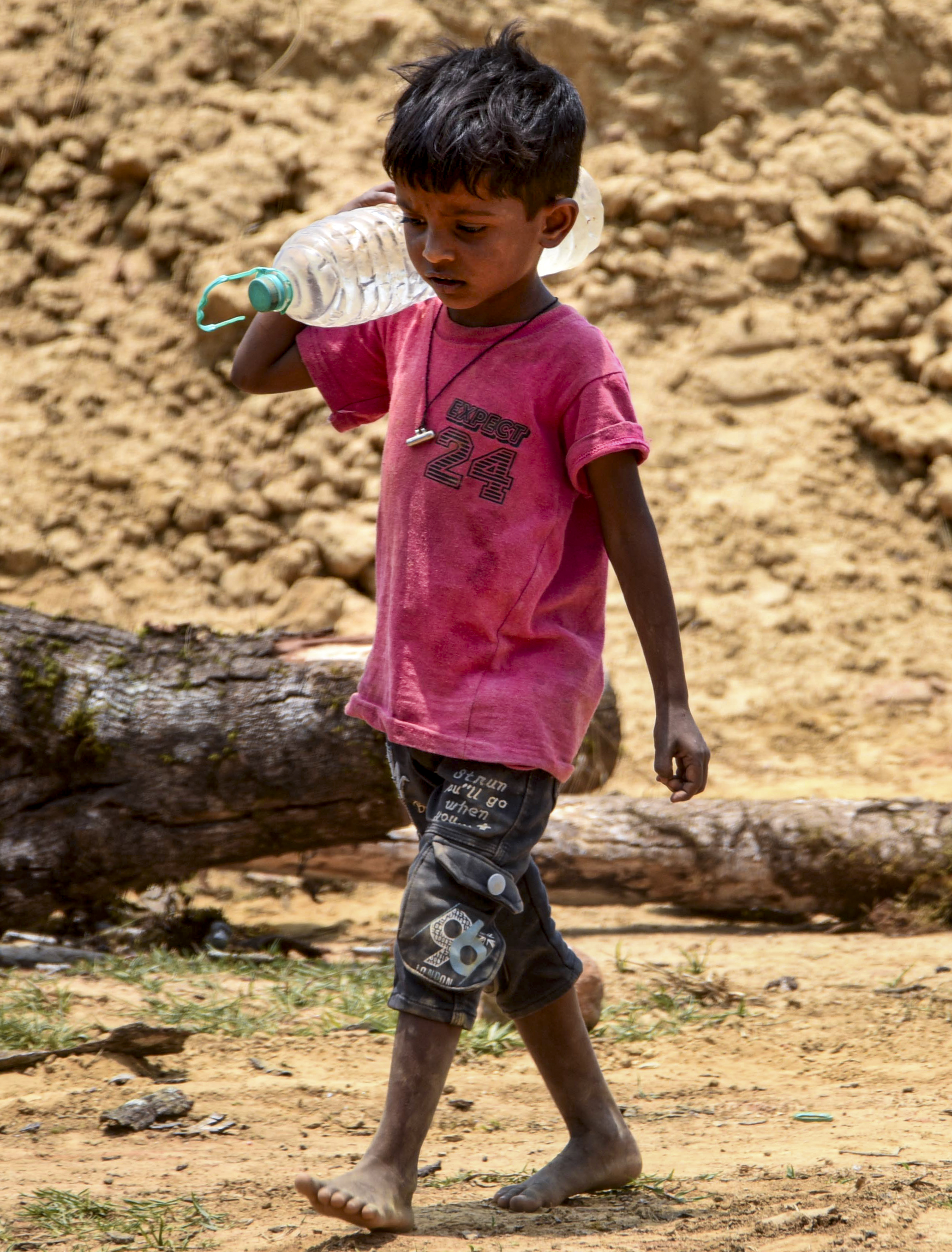 चिकमंगलूर में भीषण गर्मी के बीच मजदूर ईंट भट्टों पर काम कर रहे हैं। उनके बच्चे बीच-बीच में उनके लिए पानी लेकर पहुंचते हैं।