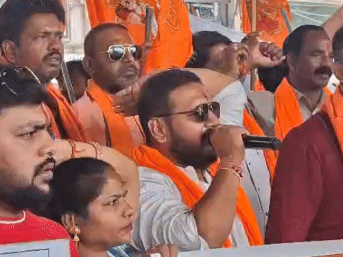 एमपी नगर क्षेत्र के मेट्रो स्टेशन के नीचे बजरंग दल ने नारेबाजी की