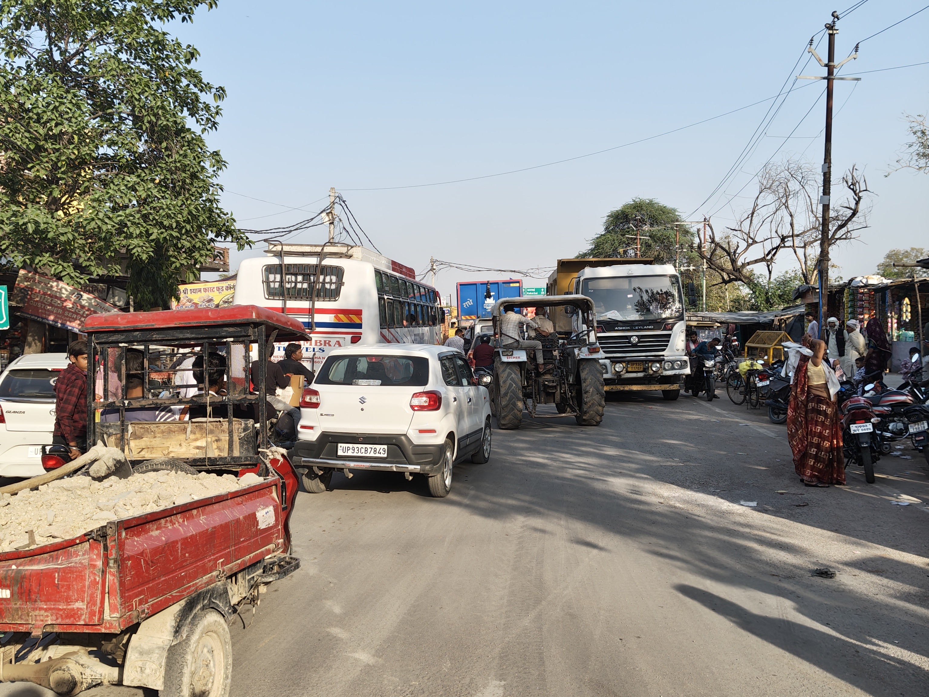 Garautha Chauraha Encroachment Causes Daily Traffic Jams in Jhansi