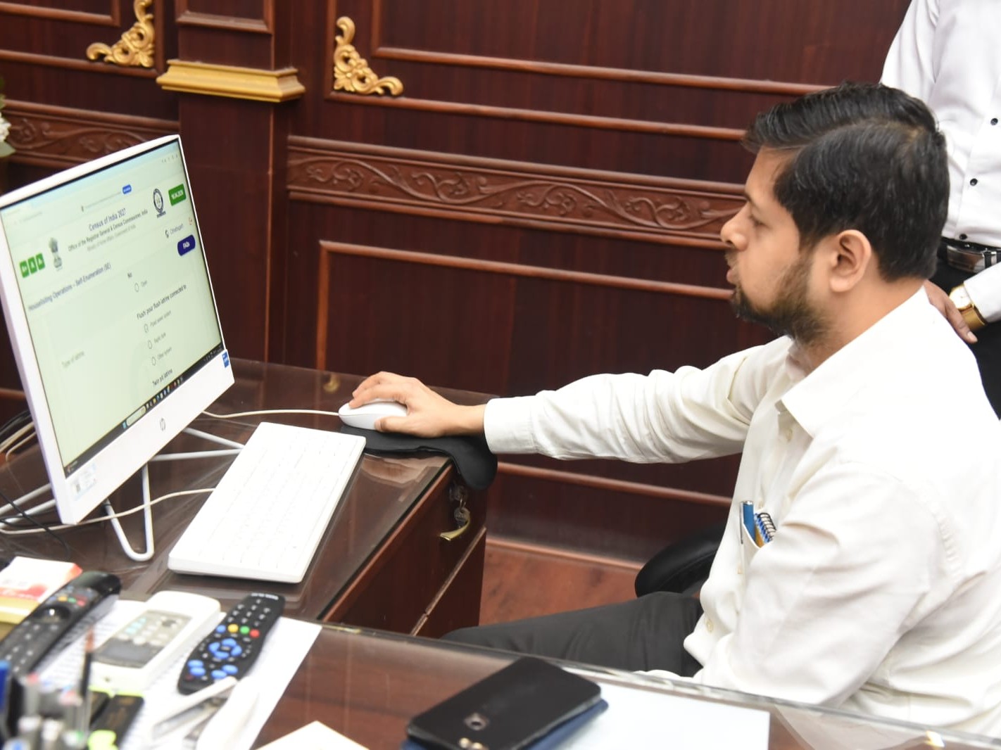 दुर्ग कलेक्टर अभिजीत सिंह स्व-गणना पोर्टल पर अपना फॉर्म भरकर इस अभियान की शुरुआत करते हुए।