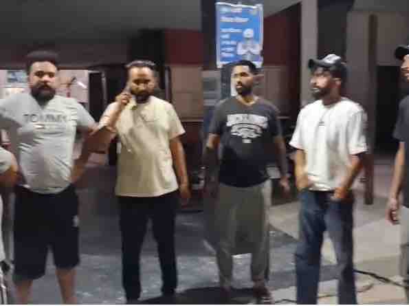 सड़क हादसे की जानकारी देते लोग।