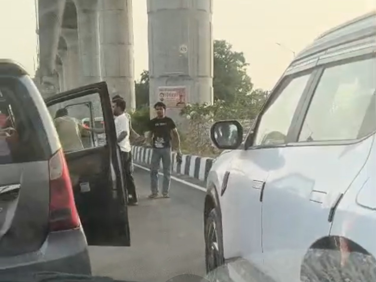 Meerut Minor Collision Sparks Fight | Car Driver Beaten With Belts ...