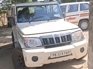 एनआरआई की बोलेरो गाड़ी को पुलिस ने कब्जे में लिया।