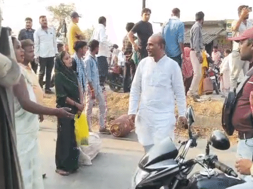 घरेलू गैस की किल्लत से नाराज लोगों ने राज्य मंत्री के काफिले को रोककर प्रदर्शन किया।