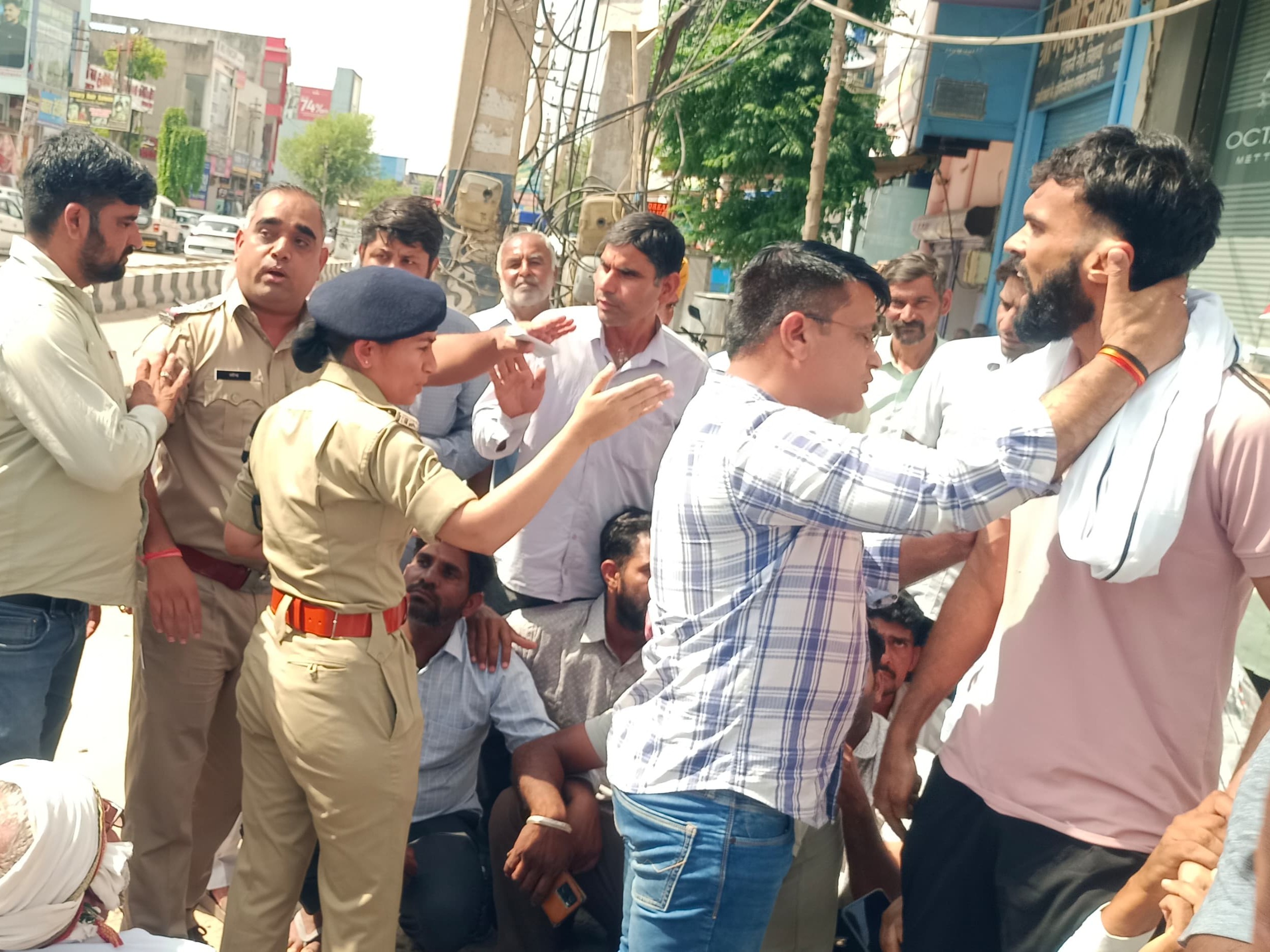 बैंक के सामने परिजनों ने किया प्रदर्शन।