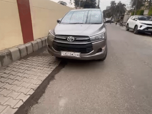 मंत्री अरोड़ा के घर के बाहर खड़ी गाड़ियां, इन्हीं में ED की टीमें आईं थीं।