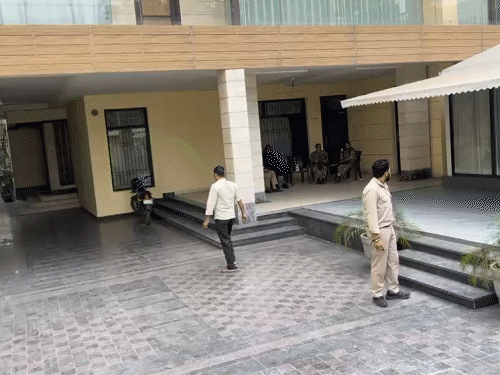 मंत्री संजीव अरोड़ा के घर रेड करते अधिकारी। अंदर केंद्रीय पुलिस बल भी तैनात किया गया है।