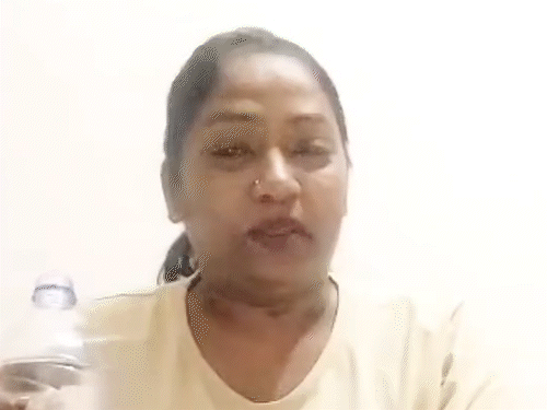 रोते हुए जहर निगलती रही महिला। उसने आरोप लगाया कि पूर्व सरपंच ने उसको बर्बाद कर दिया, जिसके चलते ये कदम उठा रही है।