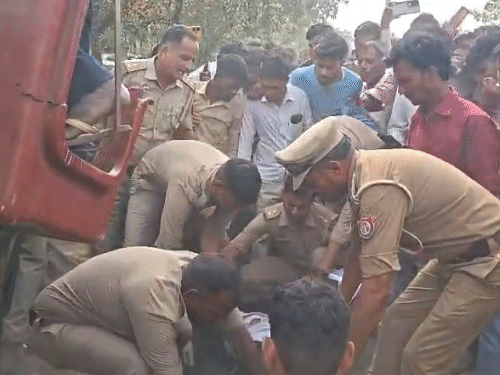 युवक का धड़ तारों से नीचे उतारने में टीम को करीब चार घंटे की कड़ी मशक्कत करनी पड़ी।