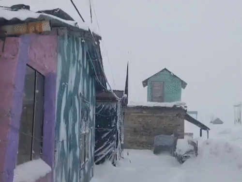 जम्मू-कश्मीर के बांदीपोरा में शुक्रवार को जमकर बर्फबारी हुई। इससे कई फीट बर्फ जम गई।