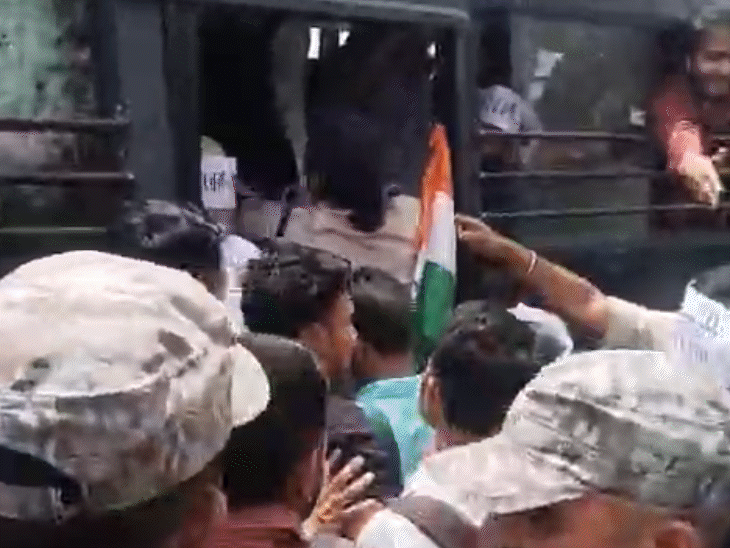 पुलिस ने बस में बिठाकर खजूरी इलाके में छोड़ा।