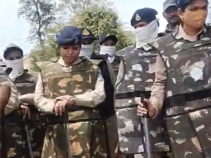 अभ्यर्थियों के प्रदर्शन के दौरान भारी पुलिस बल तैनात रहा।