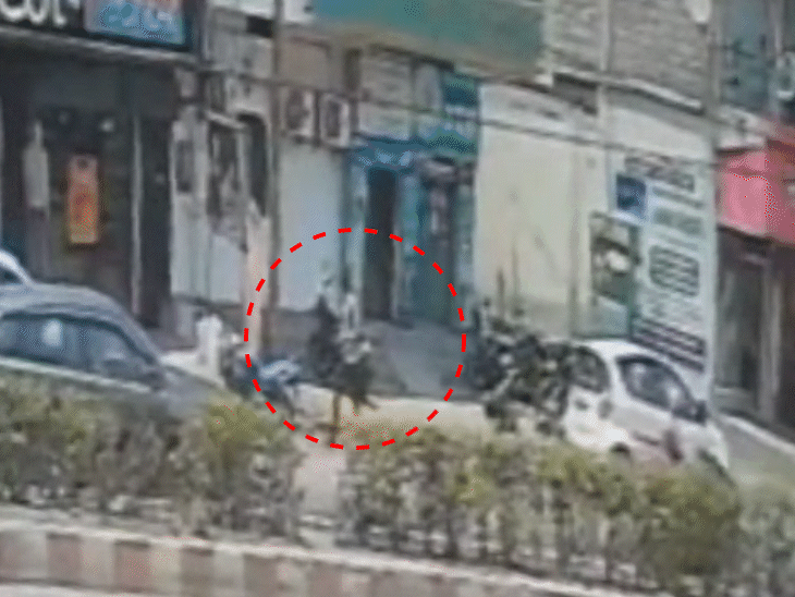 सबसे पहले एक बदमाश आराम से बैंक से निकलता है। बाइक के पास आता है।